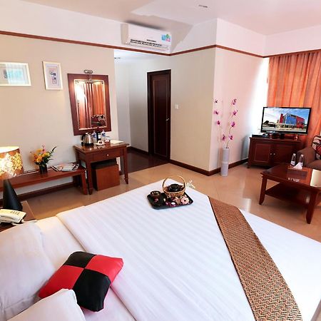 Hotel Maximillian Танджунг Балай Каримун Екстериор снимка