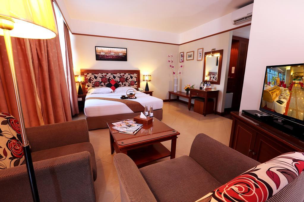 Hotel Maximillian Танджунг Балай Каримун Екстериор снимка