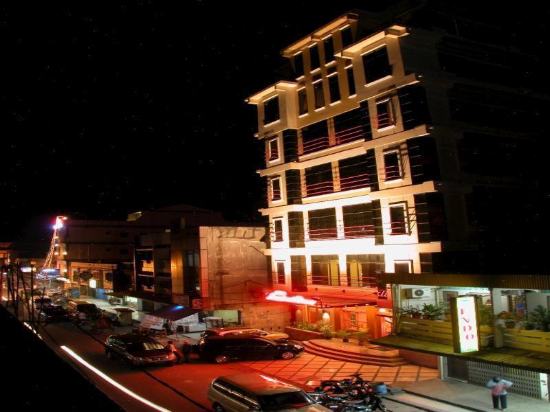 Hotel Maximillian Танджунг Балай Каримун Екстериор снимка