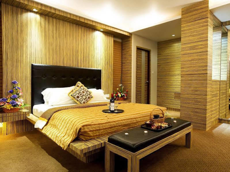 Hotel Maximillian Танджунг Балай Каримун Екстериор снимка